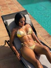 Morena bella y divertida