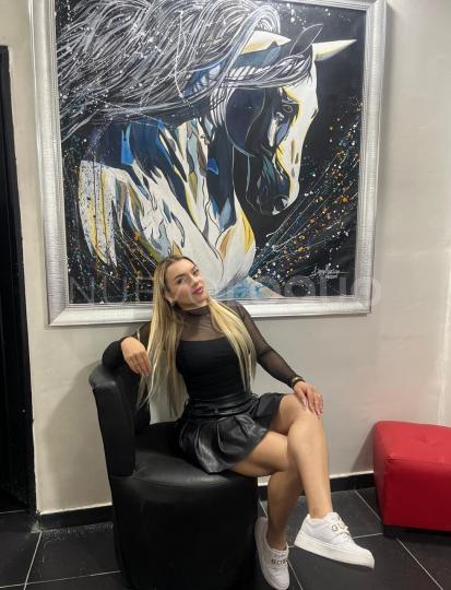  Rubia hermosa y traviesa