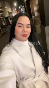 Chica cariñosa y complaciente