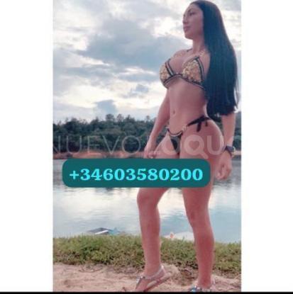  Latina dominante y complaciente