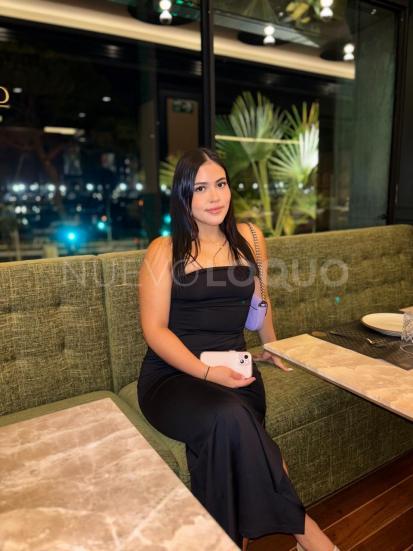  Hola soy emili una chica encantadora nueva en la isla