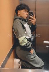 joven latino de  años