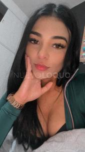 chica en piso dulce y cariñosa