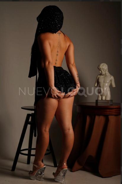  Abby Novedad morena juguetona
