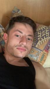 Masajista joven titulado