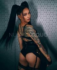 Morena tatuada horas