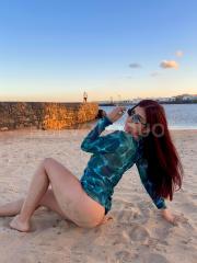 CHICA TRAVIESA Y JUGUETONA