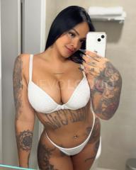 Latina tatuada exuberante