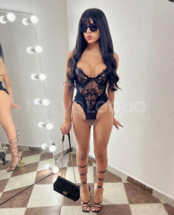 MORENITA elegante dispuesta para cabellero