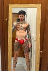 űen tu ciudad. Chico estudiante Cuerpo fibrado tatuado con muchas ganas