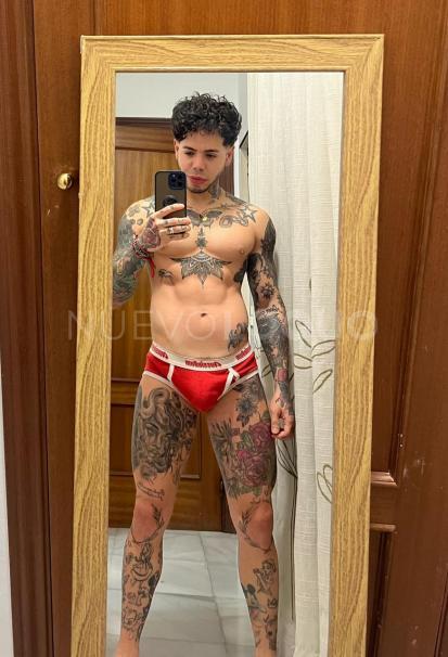  űen tu ciudad. Chico estudiante Cuerpo fibrado tatuado con muchas ganas