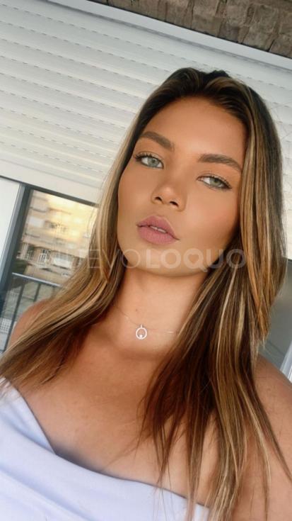  Modelo con mirada marcante y beleza natural