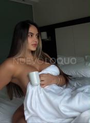 Hermosa rubia por tu ciudad