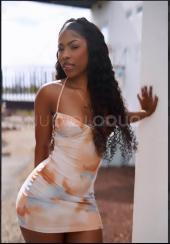 IVONNE, extrovertida y sensual