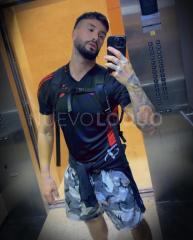 CHICO JOVEN CUERPO DE GYM XXL VERS