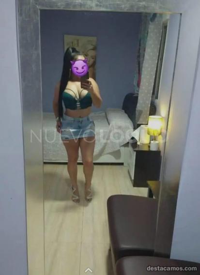  Latina mujer enrolladora y carismática
