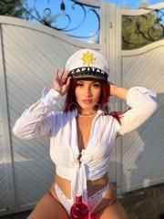 ARIEL HERMOSA PELIRROJA JUNTO A SUS CURVAS EN LA ISLA