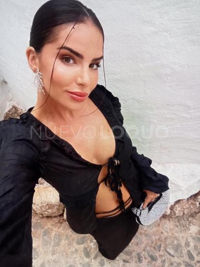  MUJER SEDUCTORA Y CARIÑOSA