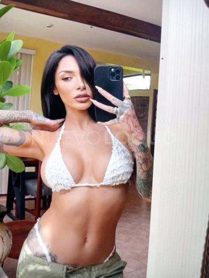  HERMOSA MUJER JOVEN