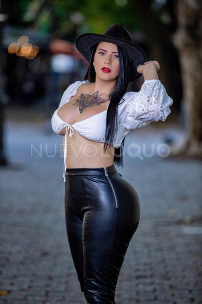  Hermosa latina elegante