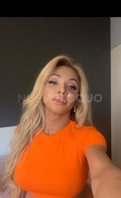  Kamila blond  años , complaciente