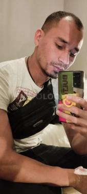 Chico latino dispuesto