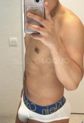 Chico latino realiza masajes