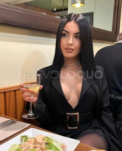  BLANCA, SOLITA EN CASA ESPERANDÓTE PARA JUGAR