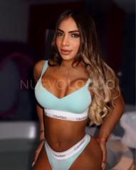 Chica latina cañera complaciente