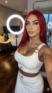 chica trans latina muy cariñosa