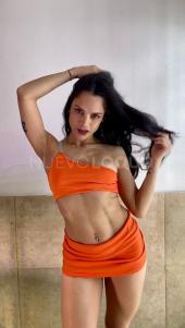 LOLA HERMOSA MORENA DEJAME REGALARTE UN INOLVIDABLE MOMENTO