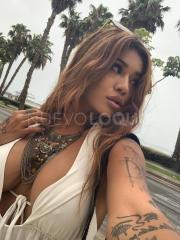 Tú Latina tatuada con curvas sensual divertida 