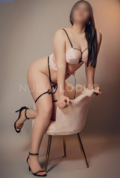 NOVEDAD CHICA LATINA , POR UNOS DÍAS AQUI EN LLEIDA  rosas 