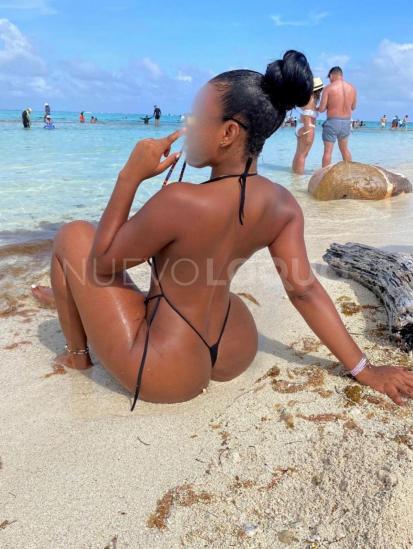  MORENA GUAPA CON CURVAS ARDIENTES REALES
