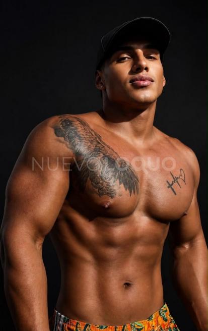  Macho latino atlético de visita