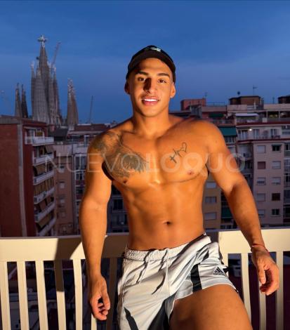  Macho latino atlético de