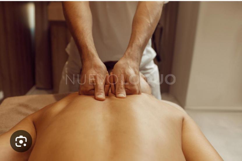  Hombre masajista para masaje profesional