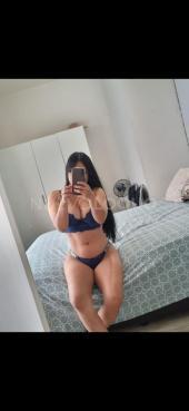 Jovencita divertida y complaciente