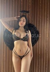 Chica sensual en sagrada familia