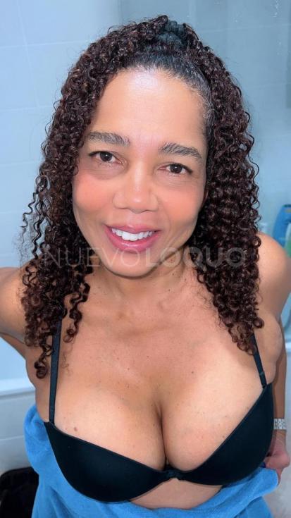  Solo  morena colombiana  cariñosa