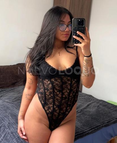   guapa cariñosa juguetona