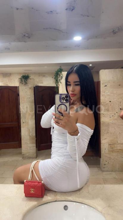  Chica alegre divertida