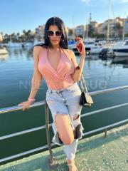 Mujer trans joven femenina