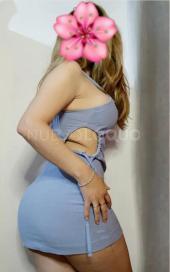 Hermosa Rubia en palmas