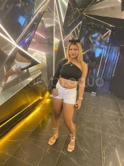 una mujer de cuerpo natural