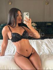 FLACA CON CURVAS EXÓTICAS RECIÉN EN SAGRADA FAMILIA