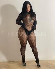 Latina juguetona y encantadora