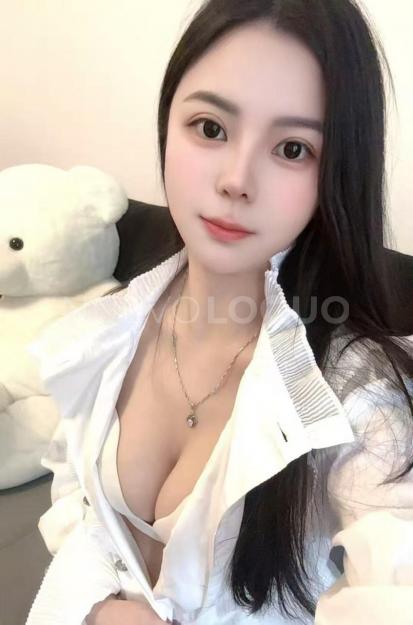  Una chica hermosa y sexy con piel sedosa