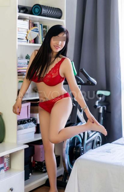  Una chica hermosa y sexy con piel sedosa