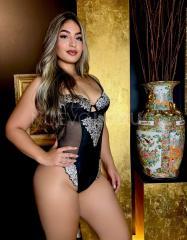 muy divertida guapa jovencita